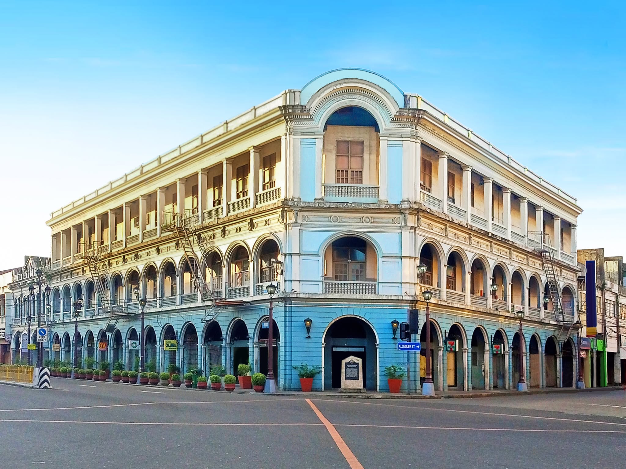Calle Real Heritage Buildings